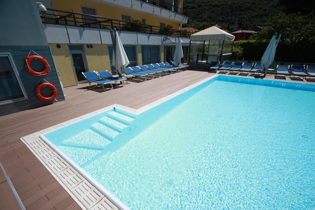 Hotel Miorelli Torbole Sul Garda ภายนอก รูปภาพ
