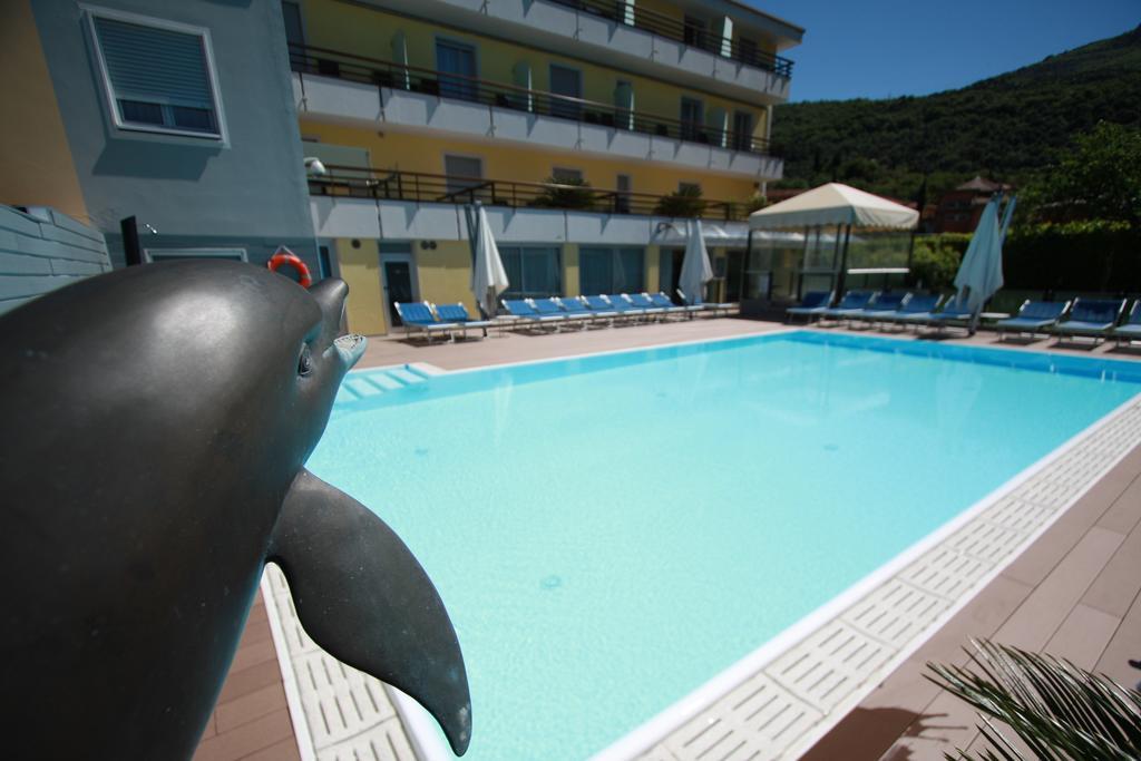Hotel Miorelli Torbole Sul Garda ภายนอก รูปภาพ