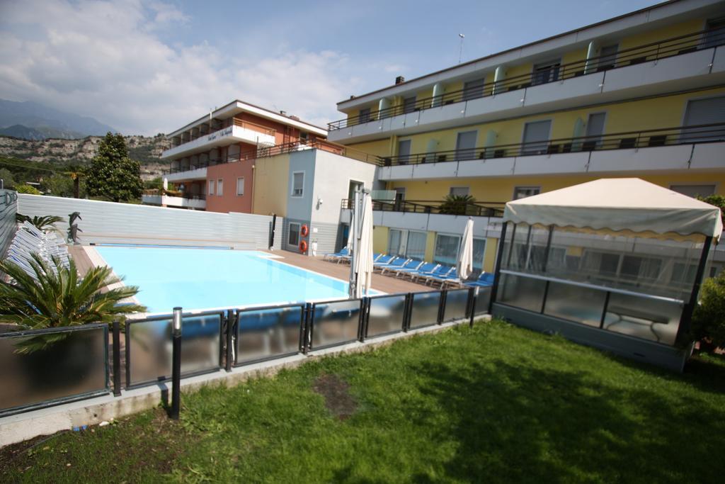 Hotel Miorelli Torbole Sul Garda ภายนอก รูปภาพ