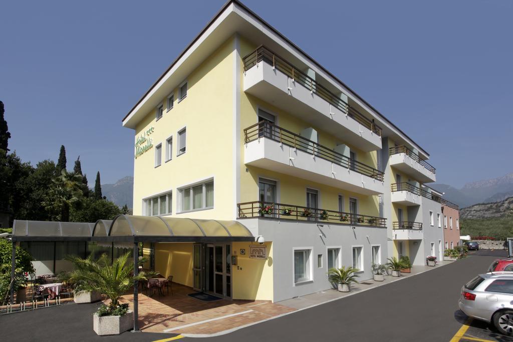 Hotel Miorelli Torbole Sul Garda ภายนอก รูปภาพ