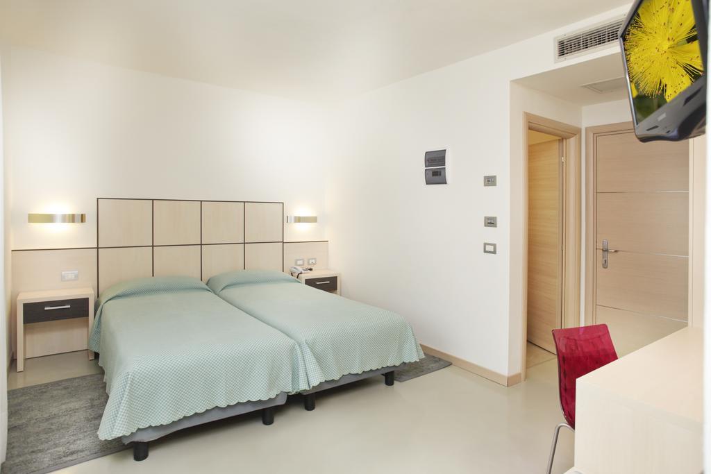 Hotel Miorelli Torbole Sul Garda ภายนอก รูปภาพ