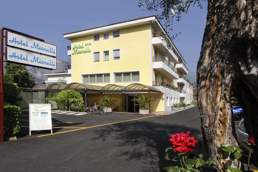 Hotel Miorelli Torbole Sul Garda ภายนอก รูปภาพ