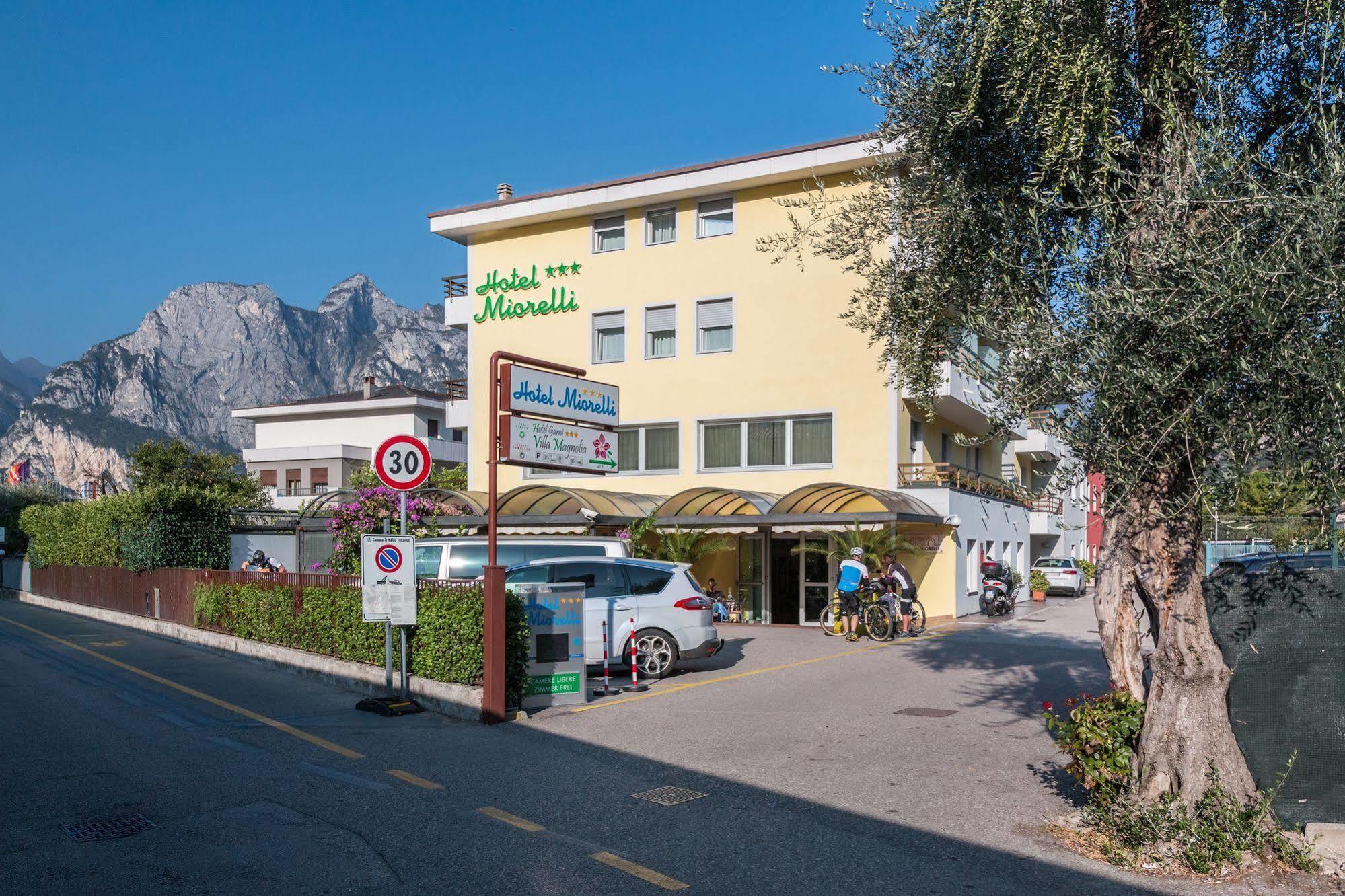 Hotel Miorelli Torbole Sul Garda ภายนอก รูปภาพ