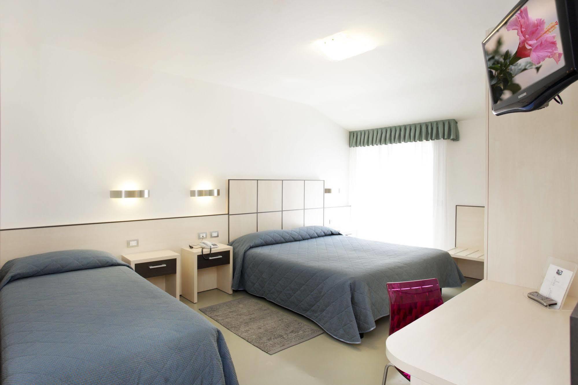 Hotel Miorelli Torbole Sul Garda ภายนอก รูปภาพ