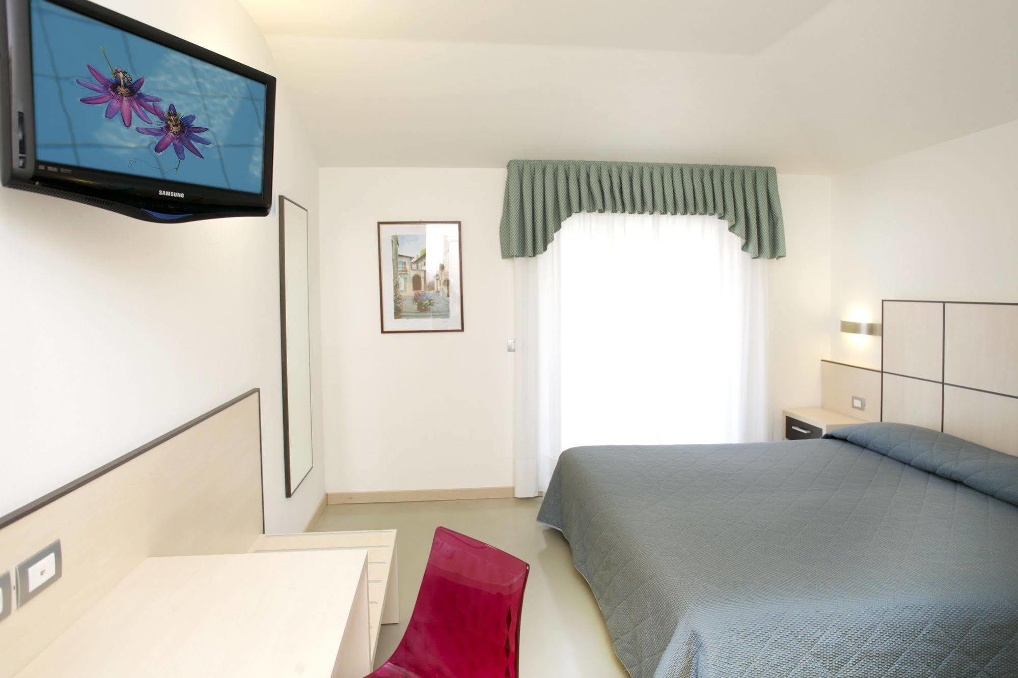 Hotel Miorelli Torbole Sul Garda ภายนอก รูปภาพ
