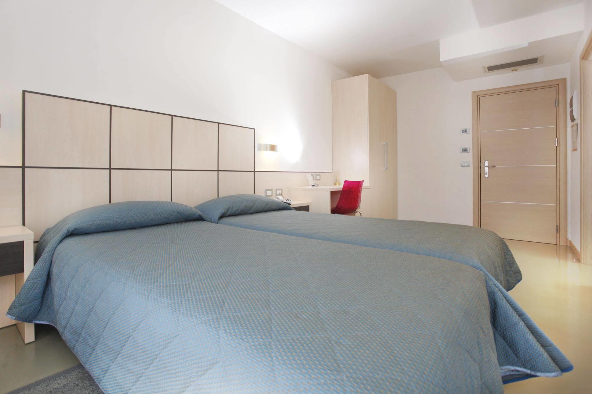 Hotel Miorelli Torbole Sul Garda ภายนอก รูปภาพ