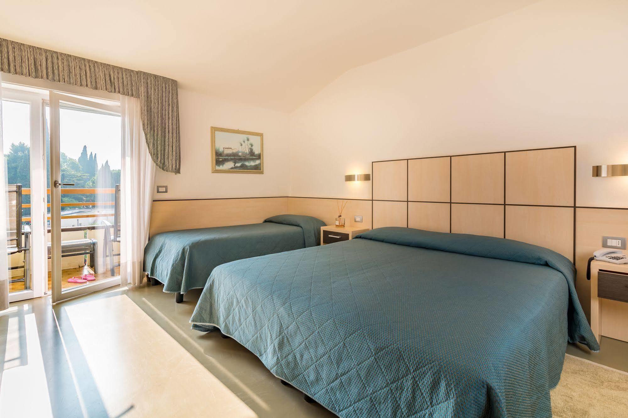 Hotel Miorelli Torbole Sul Garda ภายนอก รูปภาพ