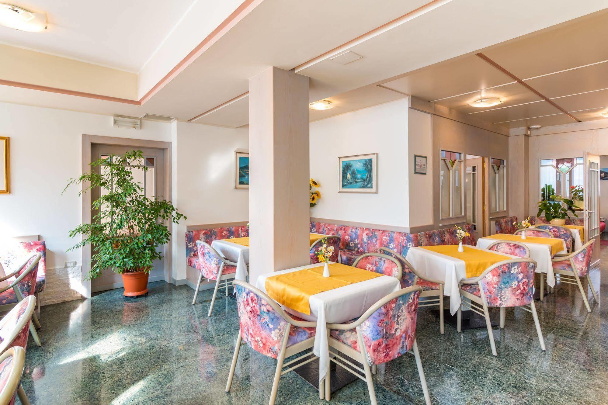 Hotel Miorelli Torbole Sul Garda ภายนอก รูปภาพ